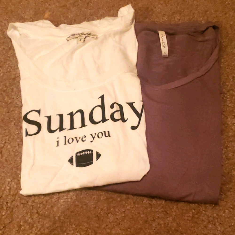 2 T-shirts